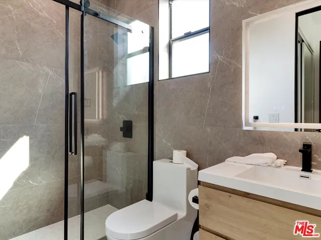 $5,195 | 2815 1/2 Redondo Boulevard, Los Angeles, CA 90016