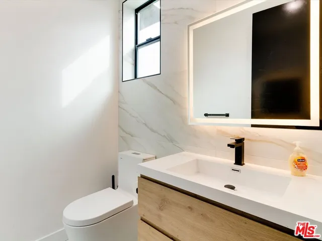 $5,195 | 2815 1/2 Redondo Boulevard, Los Angeles, CA 90016