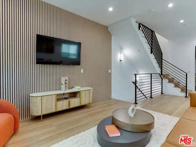 $5,195 | 2815 1/2 Redondo Boulevard, Los Angeles, CA 90016