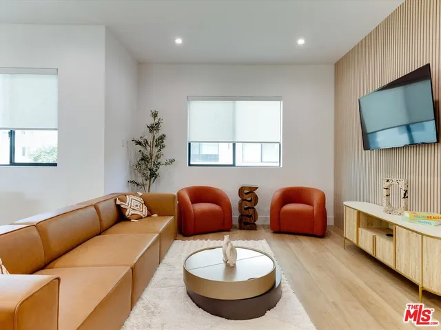 $5,195 | 2815 1/2 Redondo Boulevard, Los Angeles, CA 90016