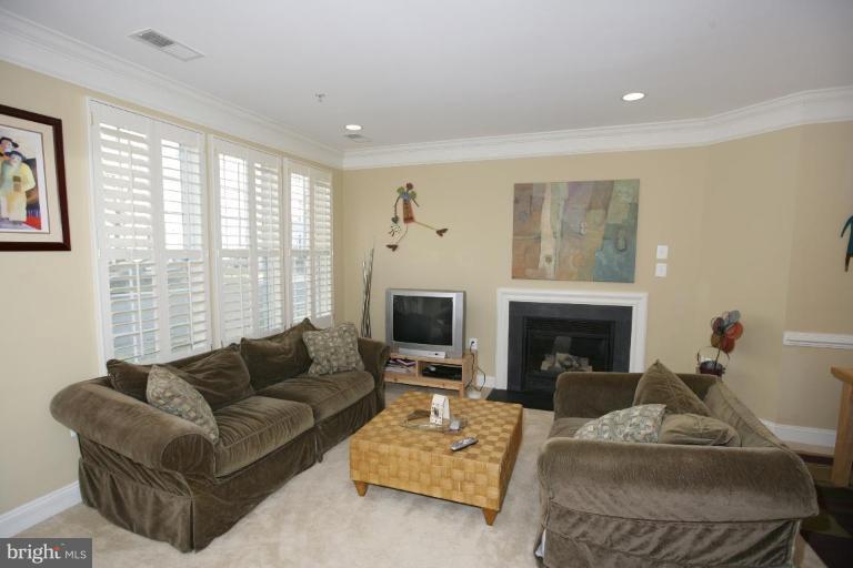 113 Bucksfield Road Gaithersburg, MD 20878 - Photo 12 of 26 Living Room