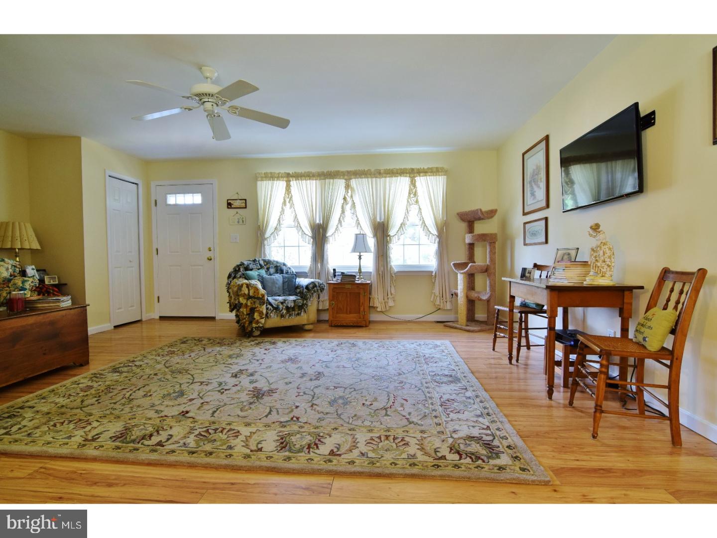 352 Tylers Mill Road Sewell, NJ 08080 - Photo 10 of 24 Living Room