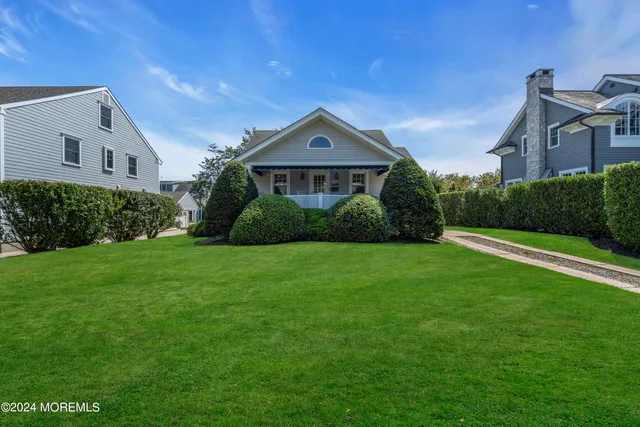 a view of back yard of the house