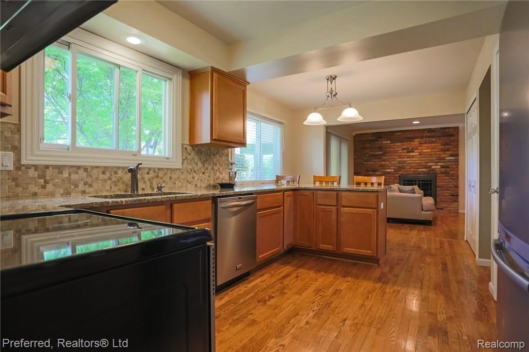 29943 High Valley Road Farmington, MI 48331 - Photo 11 of 27 11IMG_8008.jpg