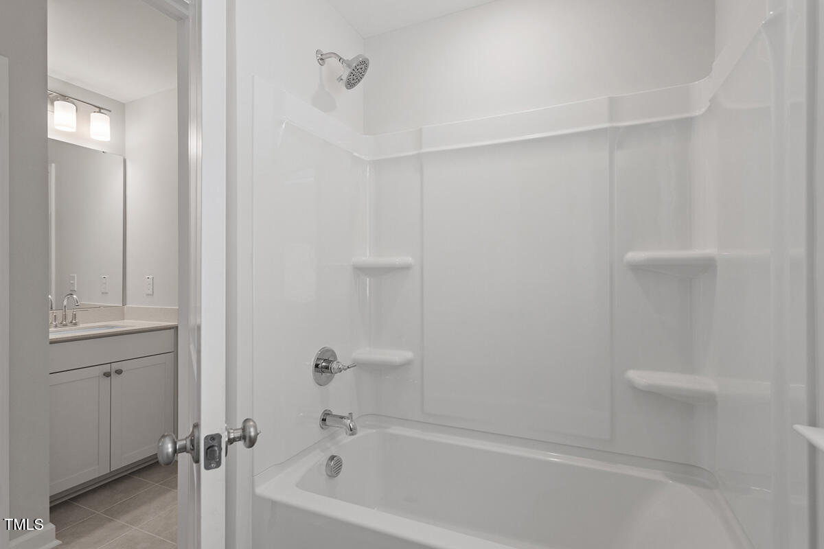 119 Augusta Pond Way, Unit 147 Raleigh, NC 27603 - Photo 23 of 37 a bathroom with a bathtub
