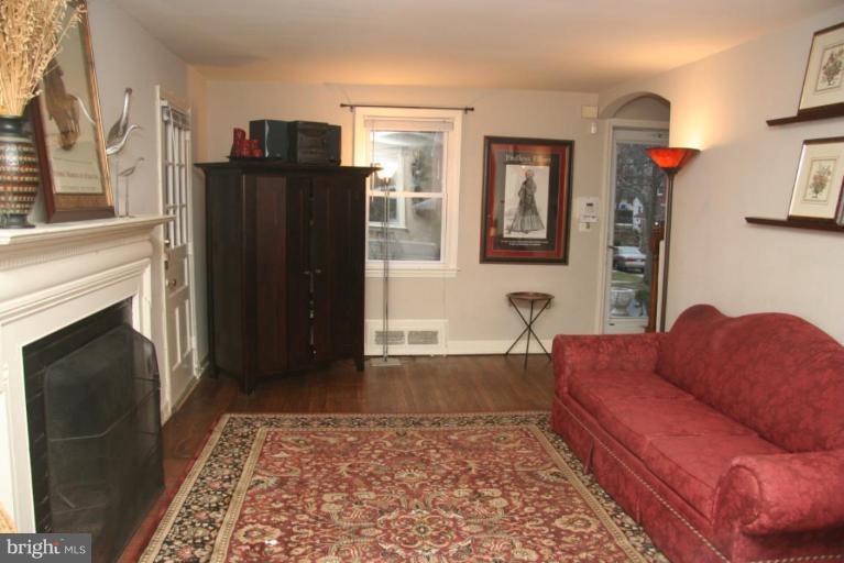 10420 Inwood Avenue Silver Spring, MD 20902 - Photo 2 of 25 Living Room