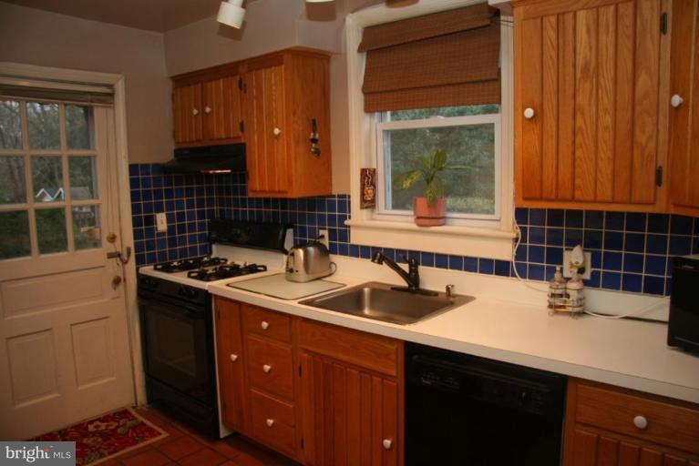 10420 Inwood Avenue Silver Spring, MD 20902 - Photo 5 of 25 Kitchen
