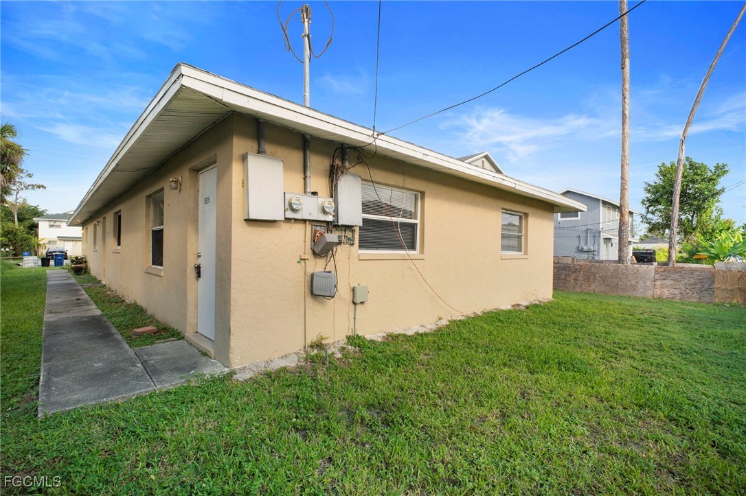 5539 Tenth Avenue Fort Myers, FL 33907 - Photo 18 of 20 a backyard of a house with wooden fence