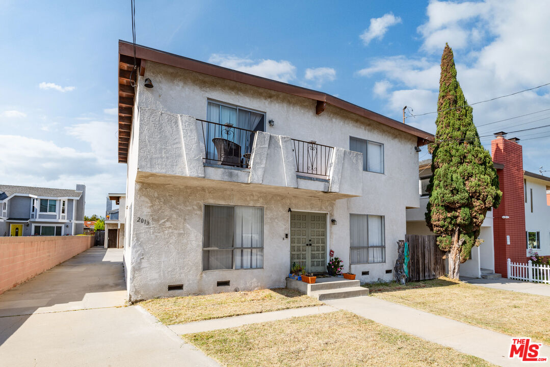 2013 Ruhland Avenue Redondo Beach, CA 90278 - Photo 3 of 11 a front view of a building with traffic signal lights