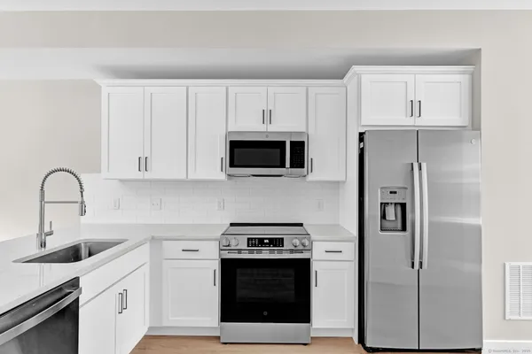 $2,600 | 70 Whiting Street, Unit G, Plainville, CT 06062