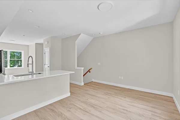 $2,600 | 70 Whiting Street, Unit G, Plainville, CT 06062