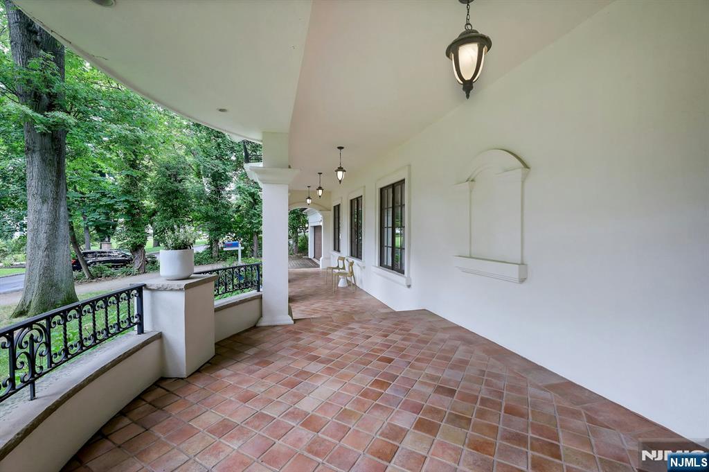 285 Arch Road Englewood, NJ 07631 - Photo 4 of 37