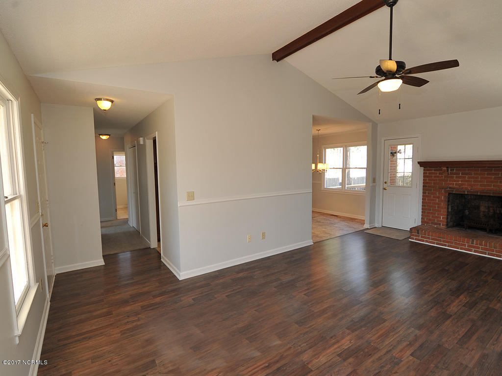 316 Albemarle Road Wilmington, NC 28405 - Photo 4 of 23 6-Living Area