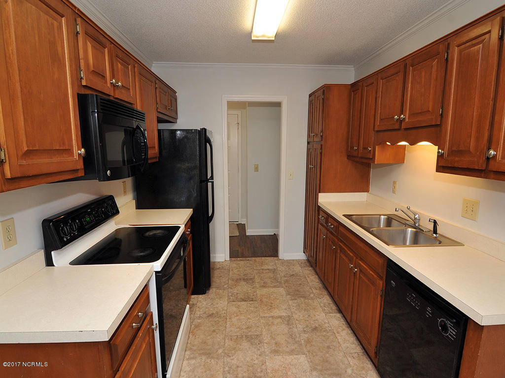 316 Albemarle Road Wilmington, NC 28405 - Photo 6 of 23 10-Kitchen