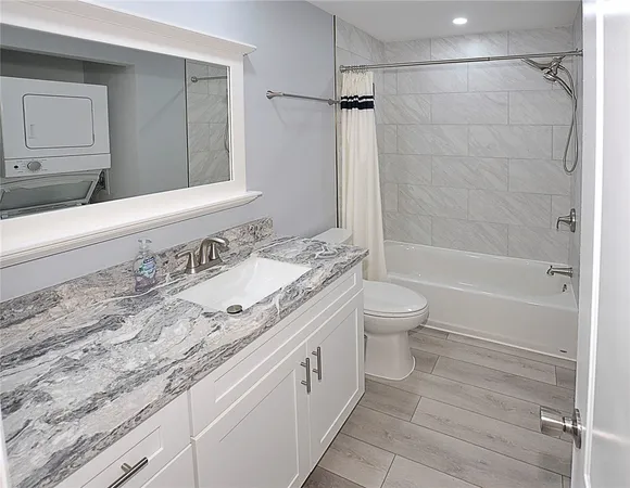 $1,900 | 50 Woodland Drive, Unit 207, Vero Beach, FL 32962