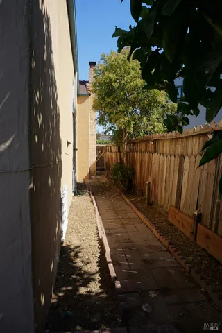 a view of a backyard