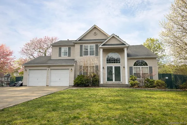 $669,999 | 1 Daylilly Court, Middle Island, NY 11953