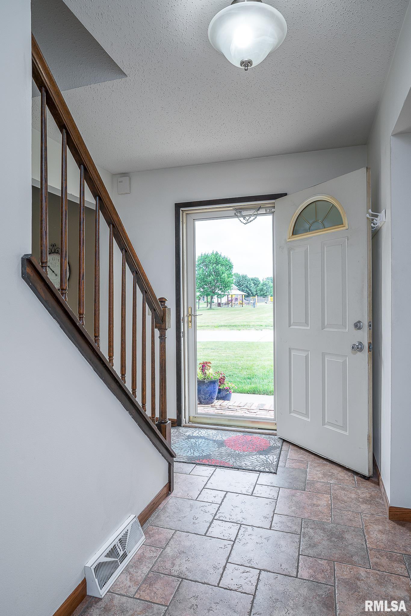 5115 White Post Road Bettendorf, IA 52722 - Photo 3 of 31