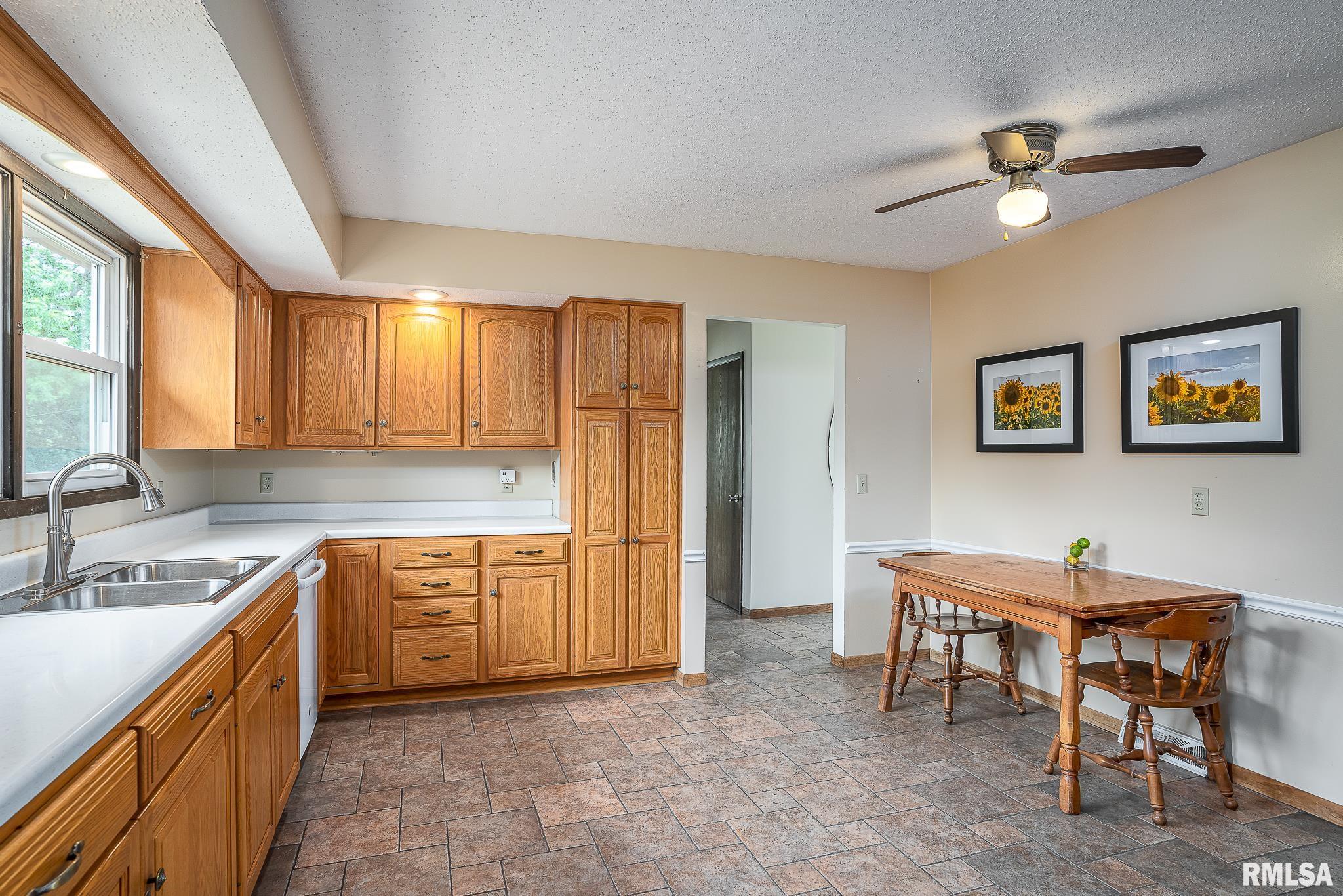 5115 White Post Road Bettendorf, IA 52722 - Photo 8 of 31