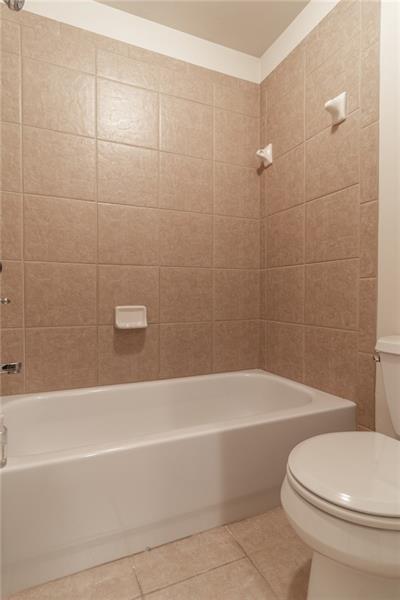 206 Sawtooth Court Canton, GA 30114 - Photo 26 of 42 a bathroom with a toilet and bathtub
