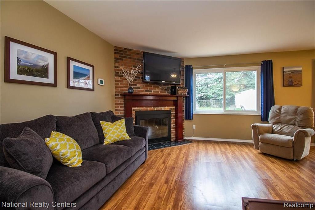 41898 Ridge Road East Novi, MI 48375 - Photo 4 of 34