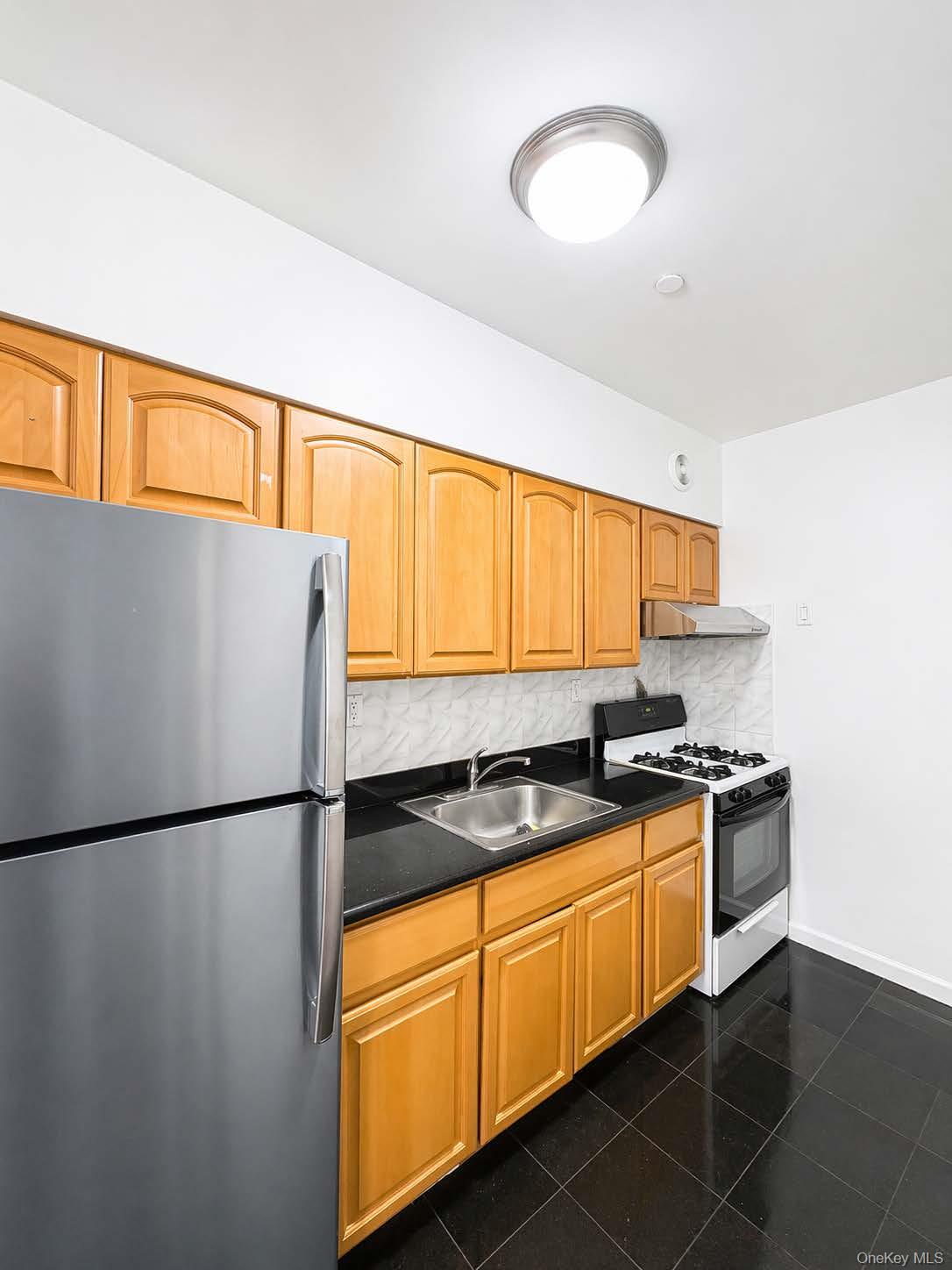 104-33 39th Avenue, Unit 2B Queens, NY 11368 - Photo 7 of 10