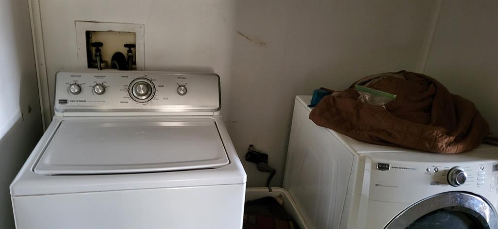 2846 County Road 2415 Como, TX 75431 - Photo 16 of 17 a utility room with dryer and washer