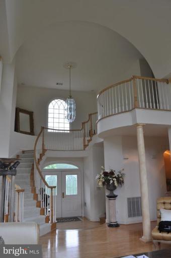 7020 Balmoral Forest Road Clifton, VA 20124 - Photo 2 of 18 Entrance / Foyer