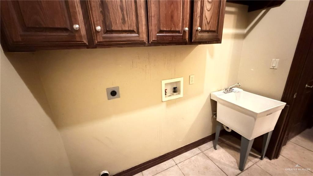 7931 Dallas Circle Mission, TX 78574 - Photo 5 of 33 a view of a hallway with washer and dryer