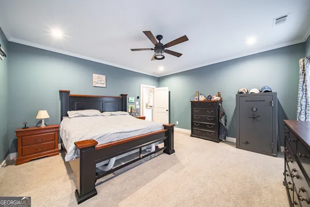 a en suite bathroom with a sink and a mirror