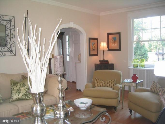 714 West Braddock Road Alexandria, VA 22302 - Photo 3 of 16 Living Room