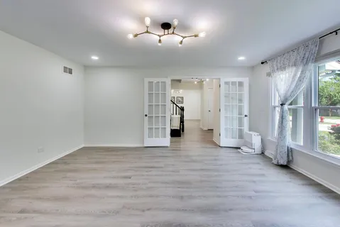 $649,000 | 8 Hampton Court, Mundelein, IL 60060