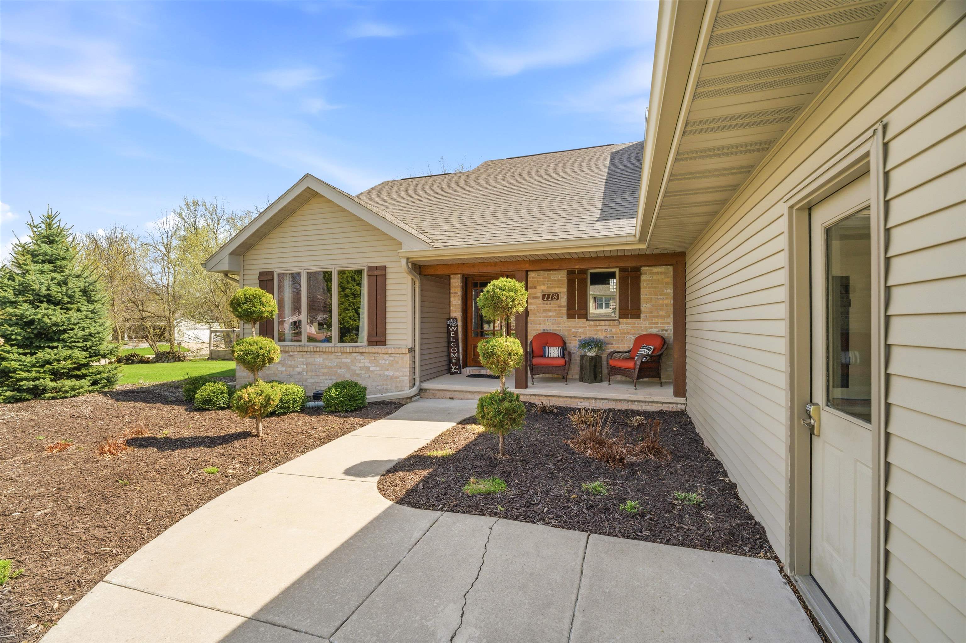 118 Shalimar Court Combined Locks, WI 54113 - Photo 2 of 63