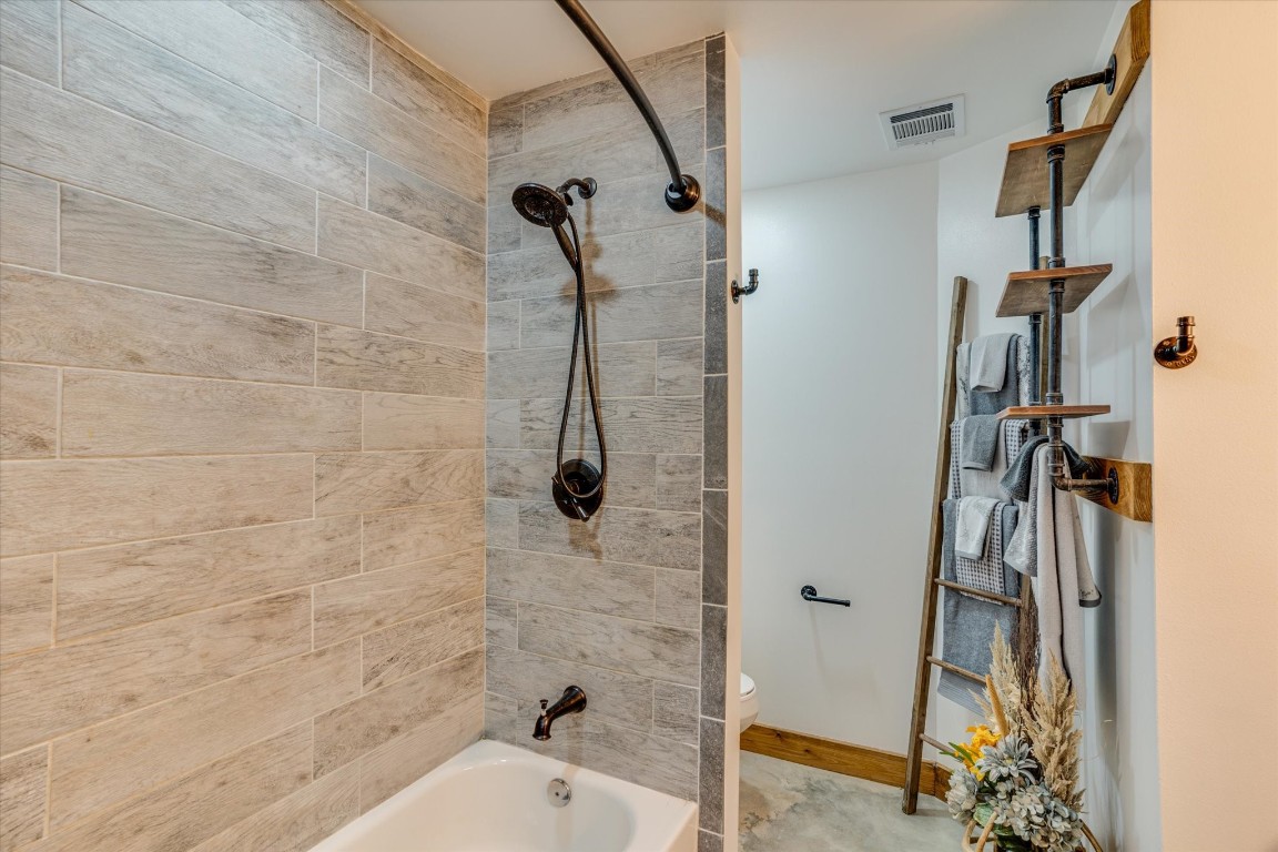 5450 County Road 202 Lampasas, TX 76550 - Photo 21 of 35 Bathroom featuring toilet and tiled shower / bath