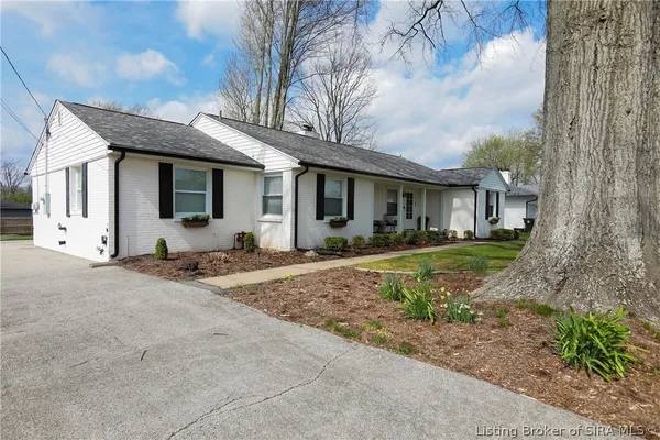 $460,000 | 1705 Crestview Drive, New Albany, IN 47150