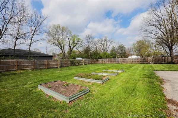 $460,000 | 1705 Crestview Drive, New Albany, IN 47150