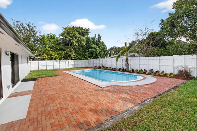 a view of a backyard