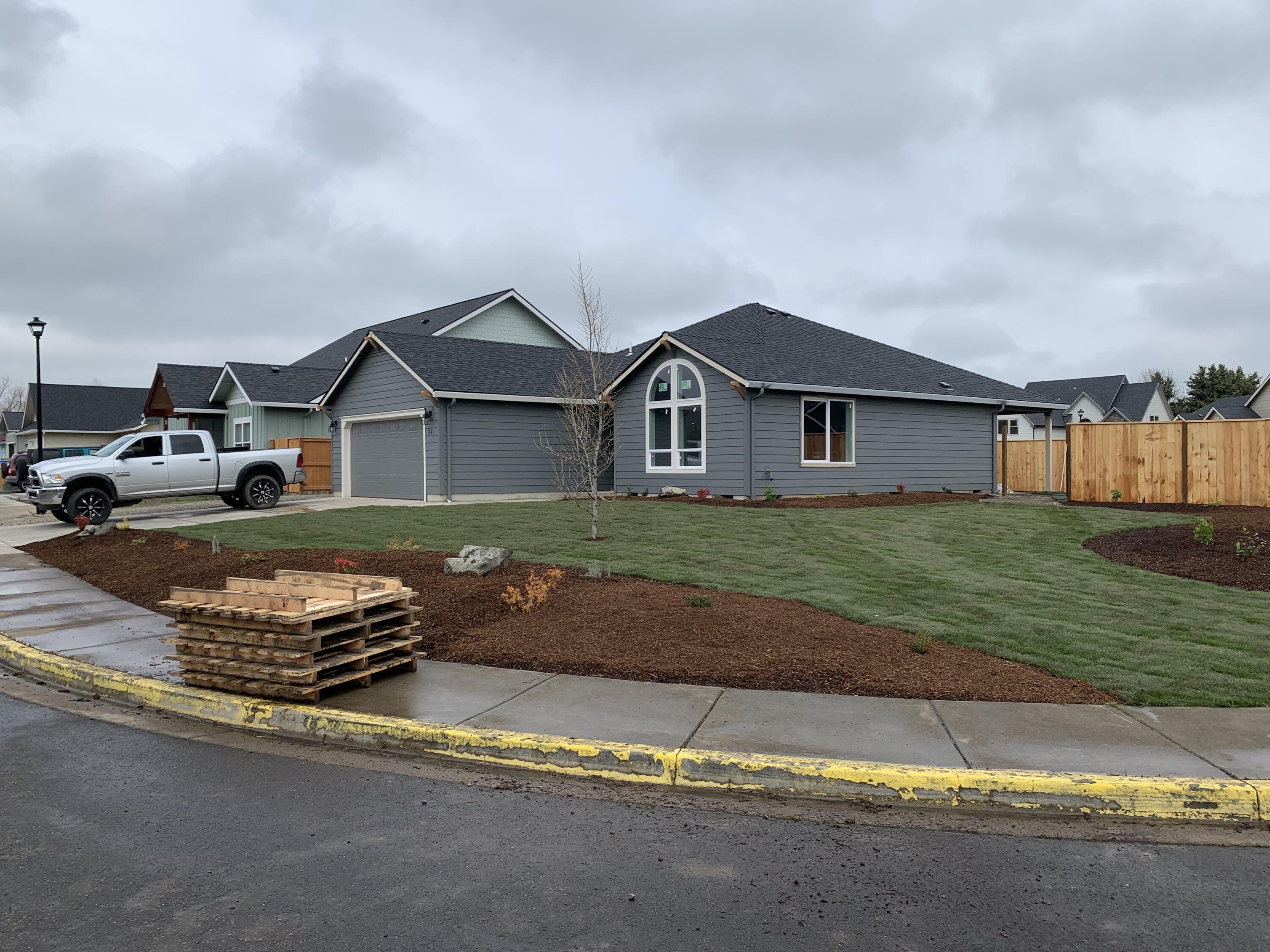 221 Samuel Lane Loop Road Phoenix, OR 97535 - Photo 3 of 15 Front Yard