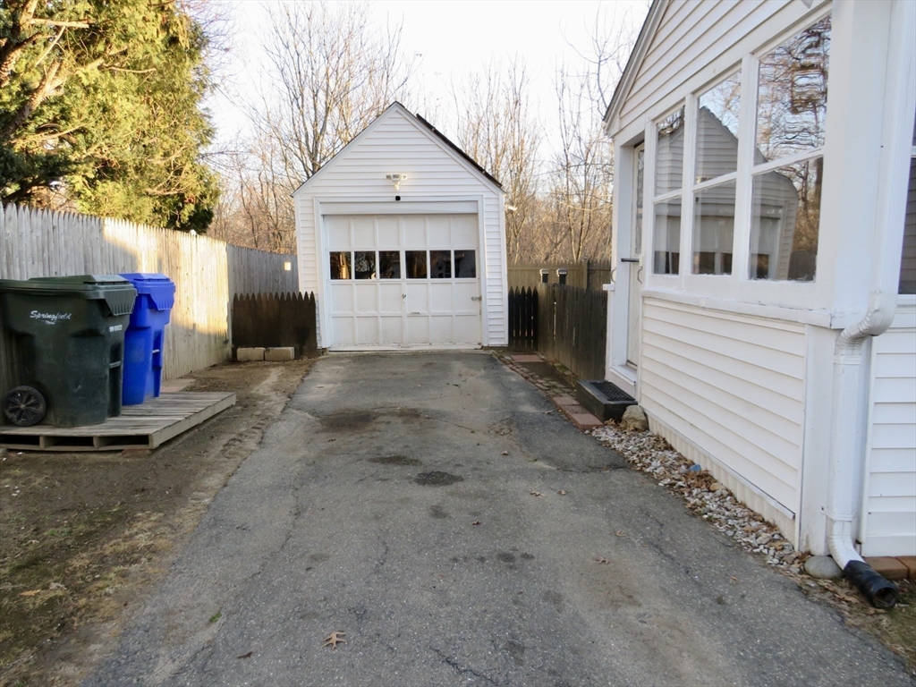 39 Balfour Drive Springfield, MA 01118 - Photo 3 of 37