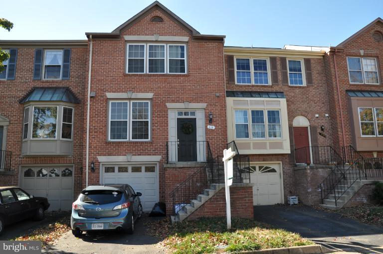 515 Davis Avenue Southwest Leesburg, VA 20175 - Photo 1 of 20 Exterior (Front)