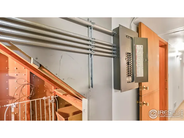 a black and white photo of a room