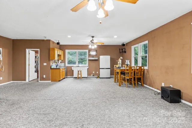 a view of a livingroom with furniture and a ceiling fan