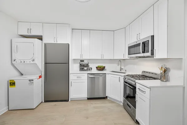 $2,332 | 3037 North Southport Avenue, Unit 2R, Chicago, IL 60657