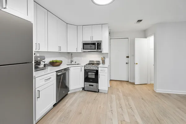 $2,332 | 3037 North Southport Avenue, Unit 2R, Chicago, IL 60657