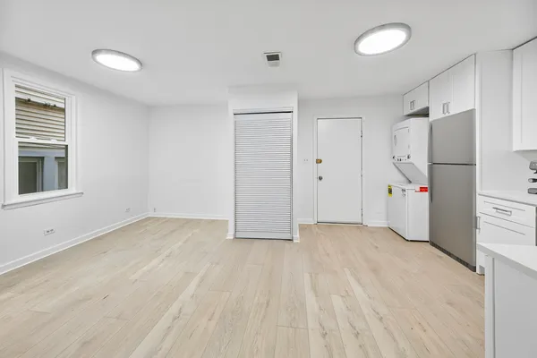 $2,332 | 3037 North Southport Avenue, Unit 2R, Chicago, IL 60657