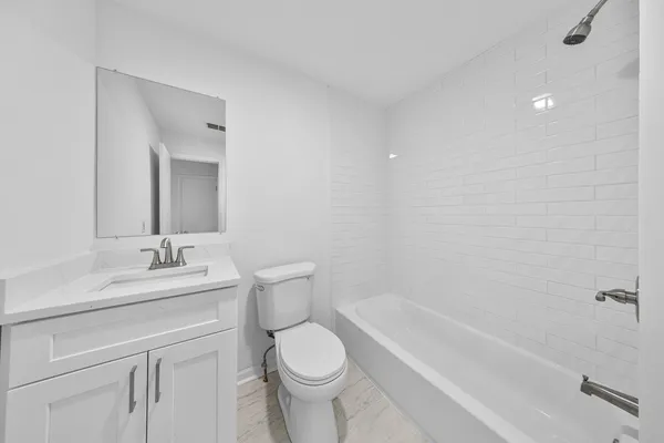 $2,332 | 3037 North Southport Avenue, Unit 2R, Chicago, IL 60657