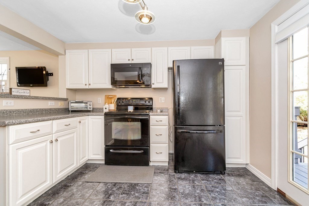 4 Charlotte Road Wilmington, MA 01887 - Photo 8 of 40 Gallery Image 8