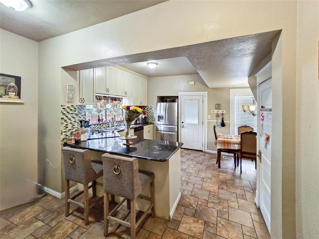502 Griffith Avenue Terrell, TX 75160 - Photo 4 of 25 a living room with granite countertop furniture and a dining table