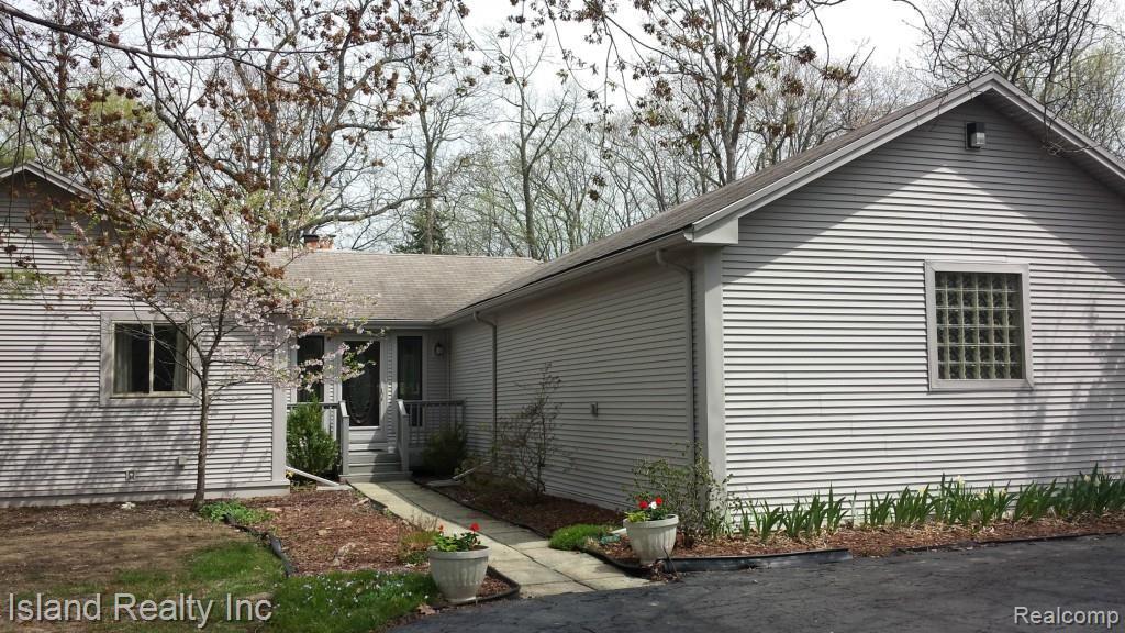 21941 Meridian Road Grosse Ile, MI 48138 - Photo 2 of 20 Front entrance 2.jpg