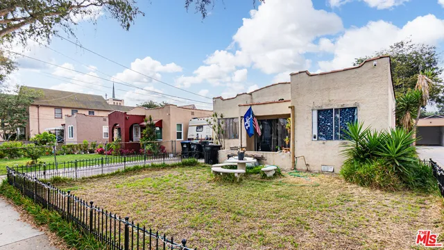 a view of small yard in front of house